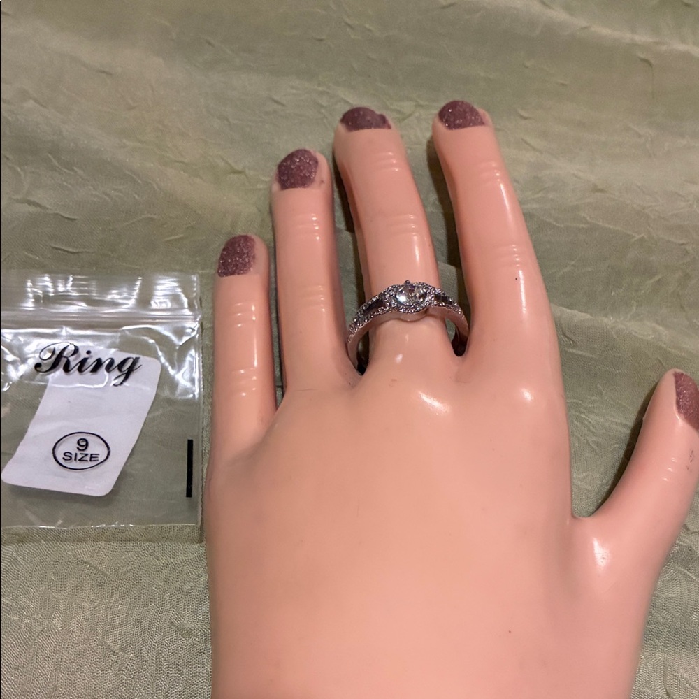 Stunning Silver Women's Ring-size 9